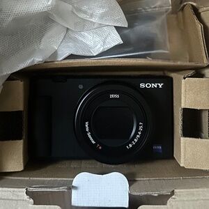 BEAND NEW IN BOX! SONY ZV-1 Digital camera. Perfect for vlogging and ig pictures